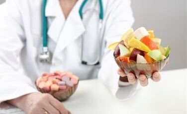 Nutritionist cu salata de fructe