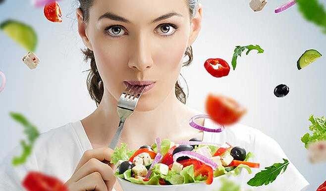 femeie cu salată pe dietă mediteraneană