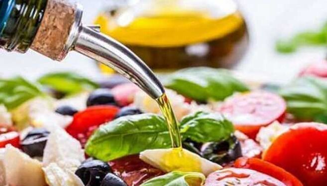 salata de legume cu ulei vegetal mancare de dieta mediteraneana